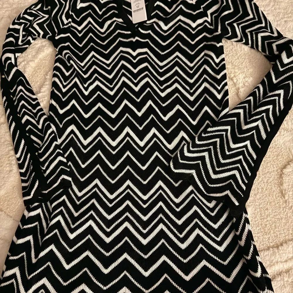 White House Black Market Black & White Chevron V‑Neck Long Sleeve Dress